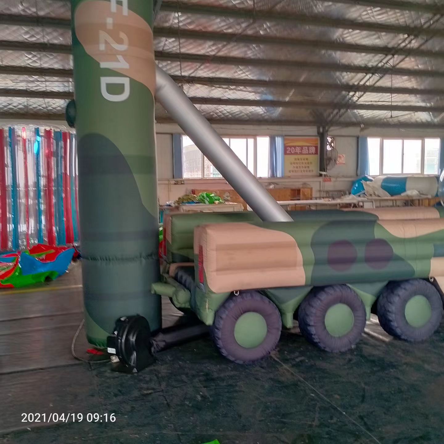 武义军事演习中的充气目标车辆：模拟发射车雷达车坦克飞机